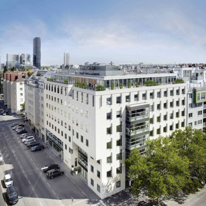 Fiftyfour easy apartments - jedem das Seine und allen das Besondere. In Zusammenarbeit mit der 6B47-Real-Estate-Investors-Group konnte hier aus einem ehemaligen Bürogebäude ein ganz neues Segment von Wohnqualität formuliert werden. Die spezifische Struktur des Gebäudes bot ideale Voraussetzungen, um insbesondere den gehobenen Ansprüchen das richtige Angebot machen zu können. Die offene Tragwerkskonstruktion ermöglichte flexible Grundrisse, die Raumhöhe von 2,80 m vermittelt eine loftartige Atmosphäre und auch die gesamte Organisation des Gebäudes geben dem Haus einen weitläufigen und hochwertigen Charakter.